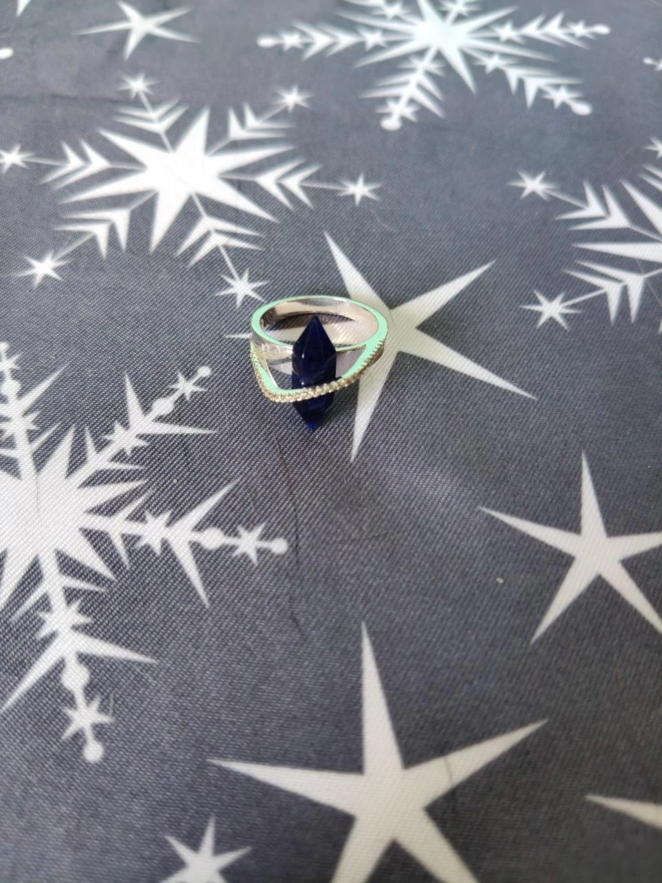 Anel Prateado com Pedra Cristal Azul